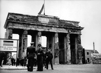 Oficiais soviéticos junto ao portão de Brandemburgo, Alemanha Ocidental