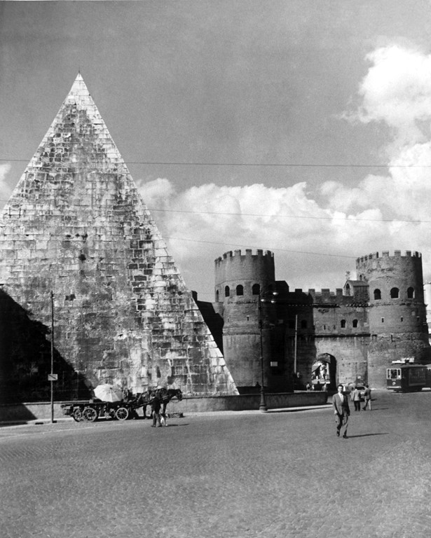 Pirâmide de Caius Cestius e Porta São Paulo