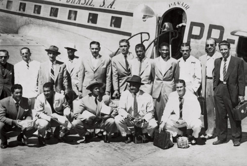 Craques da seleção posam no aeroporto