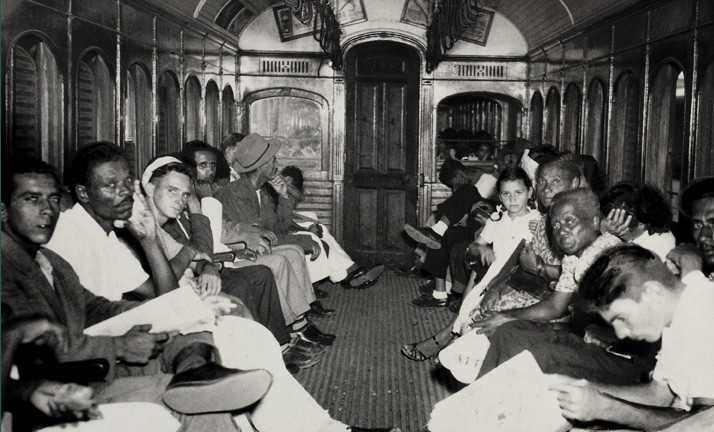 Passageiros em interior de vagão da Estrada de Ferro Central do Brasil
