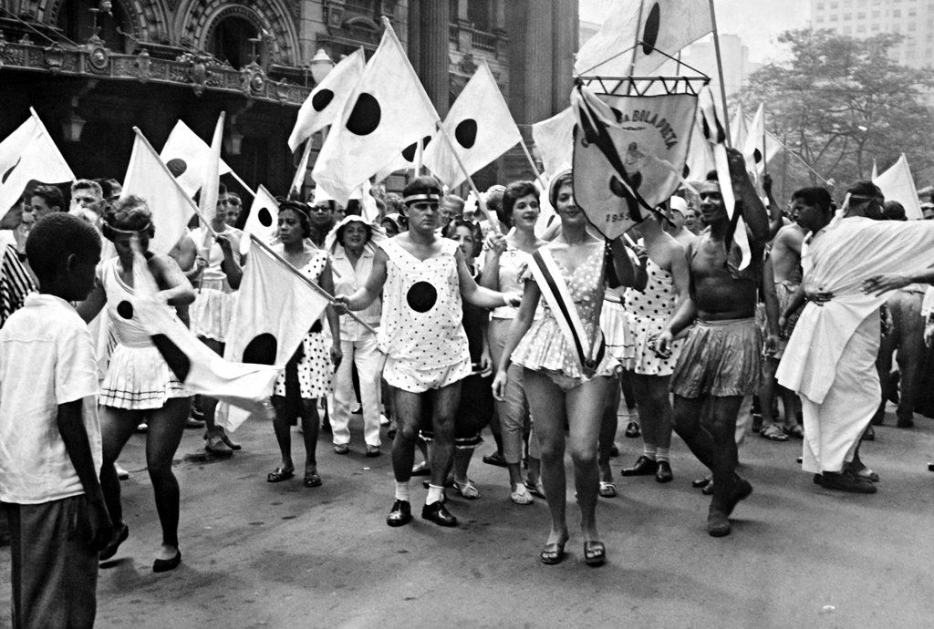 Blocos desfilam pelas ruas do Rio de Janeiro
