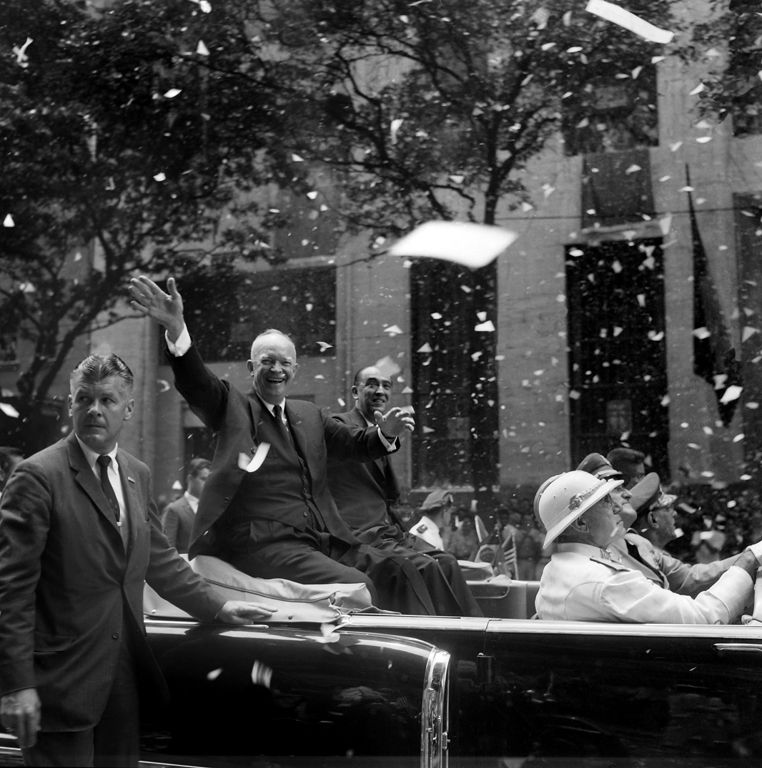 Eisenhower, presidente dos Estados Unidos, desfila em carro aberto