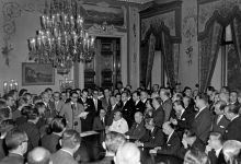 No Palácio do Catete, o presidente Juscelino assina o decreto de transferência da capital federal