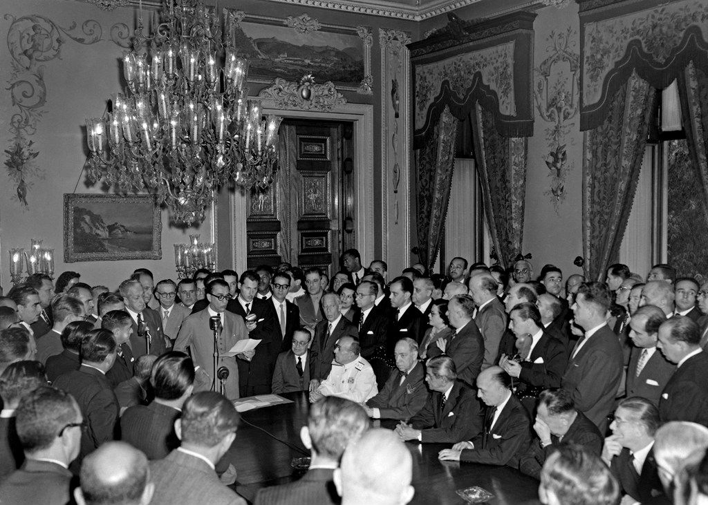 No Palácio do Catete, o presidente Juscelino assina o decreto de transferência da capital federal