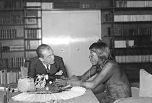 O presidente Juscelino recebe a visita de um índio