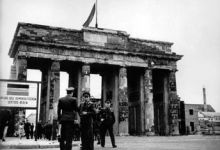 Oficiais soviéticos junto ao portão de Brandemburgo, Alemanha Ocidental