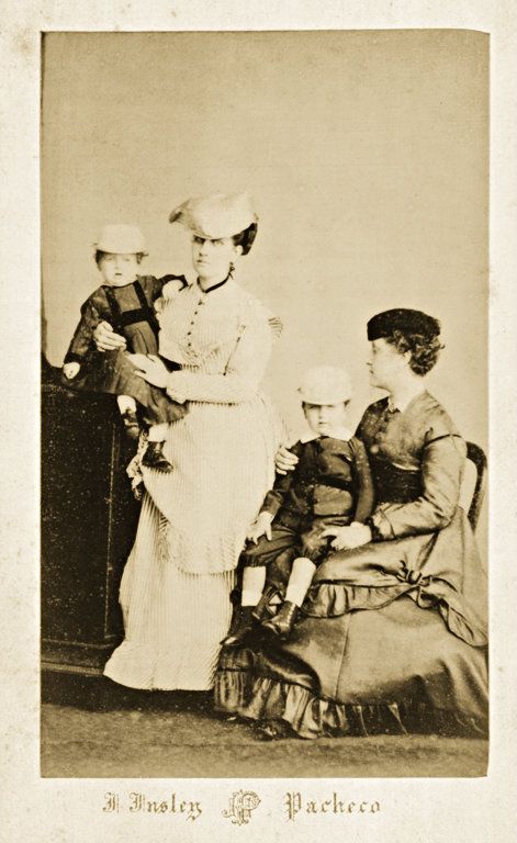 Princesa Isabel e Leopoldina de Bragança e Bourbon com seus filhos