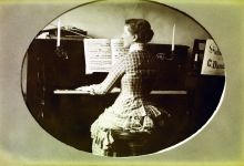 Princesa Isabel tocando piano