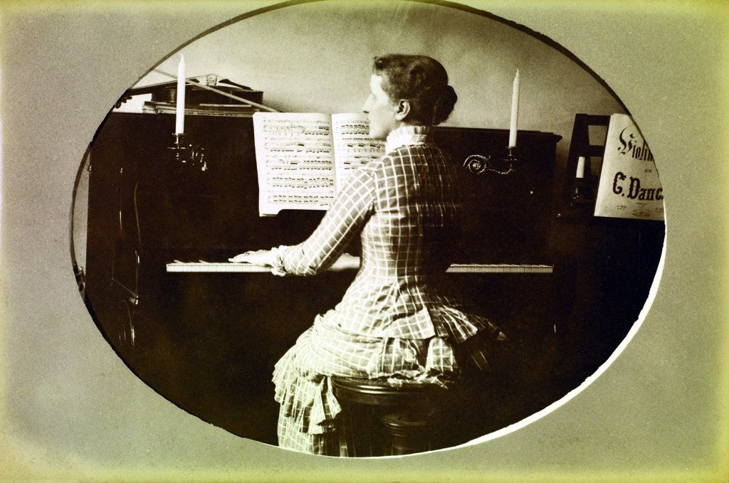 Princesa Isabel tocando piano