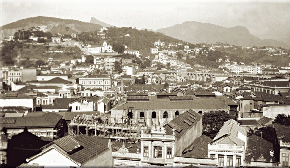 Vista do casario do centro da cidade com o morro de Santa Teresa ao fundo